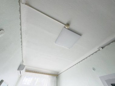 Ofis odasında aydınlatma olan beyaz tavan. Yüksek kalite fotoğraf