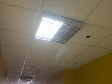 Ofis odasında aydınlatma olan beyaz tavan. Yüksek kalite fotoğraf