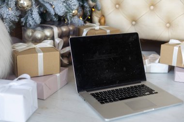 Bulanık yılbaşı ışıklarına karşı bilgisayarlı masa.