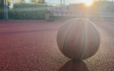 Turuncu bir basket topunun fotoğrafı. Yüksek kalite fotoğraf