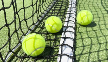 Tenis kortunda tenis topları. Yüksek kalite fotoğraf