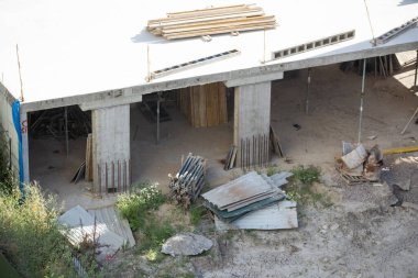  İşçiler büyük inşaat sahalarında çalışıyor ve sanayi yeni inşaat sektöründe birçok vinç çalışıyor. Yüksek kalite fotoğraf