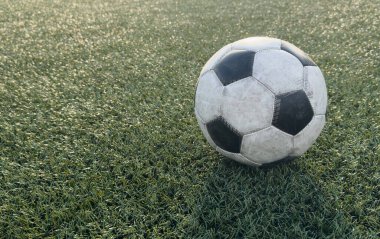 Yeşil sahada futbolun en üst görüntüsü, çimlerin üzerinde futbol topu. Yüksek kalite fotoğraf