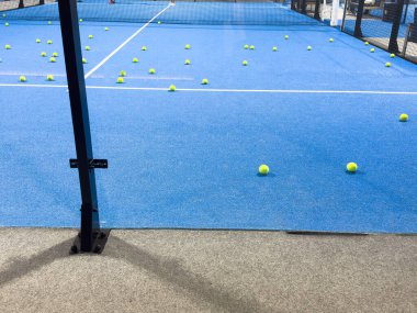  Mavi kortlu yüzgeçli tenis kortu. Yüksek kalite fotoğraf