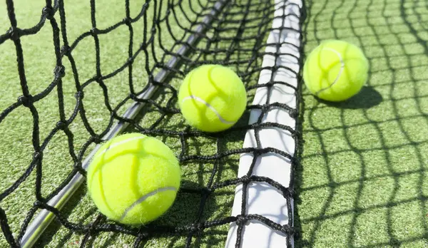 Tenis kortunda tenis topları. Yüksek kalite fotoğraf