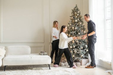 Noel 'i kutlayan aile, hediyeleri değiş tokuş eden. Yüksek kalite fotoğraf