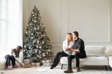 Noel 'i kutlayan aile, hediyeleri değiş tokuş eden. Yüksek kalite fotoğraf