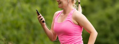 Beyaz arka planda olgun kırmızı çilekler.