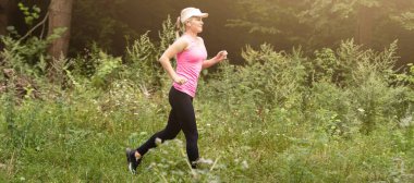 Orman alanı çalışan kadın ağaçlık, eğitim ve egzersiz için iz maraton dayanıklılık çalıştırın. Fitness sağlıklı yaşam konsepti.