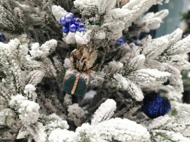 Çam kozalağı ve dallarla süslenmiş Noel ağacı. Yakın çekim konisi. Yüksek kalite fotoğraf