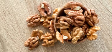 Koyu renkli masa üstünde ceviz çekirdekleri, ahşap kasede ceviz. Yüksek kalite fotoğraf