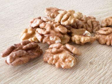 Ceviz çekirdeği yarım, ahşap bir kasede. Yakın plan, yukarıdan, renkli arkaplanda. Sağlıklı beslenme kavramı. Fotokopi alanı olan süper yiyecekler. Yüksek kalite fotoğraf