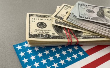 Bayrak arka planında 100 dolarlık banknotlar. Yüksek kalite fotoğraf