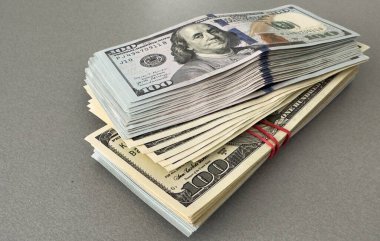 Beyaza izole edilmiş yüz dolar yığını. Yüksek kalite fotoğraf