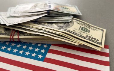 Amerikan parası. Amerikan bayrağına 100 dolar. Dünya ekonomik krizi. Döviz bürosu. Yüksek kalite fotoğraf