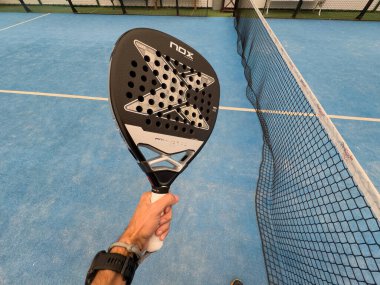 Kyiv, Ukrayna, 8 Ağustos 2024. Nox Padel tenis raketi. Yüksek kalite fotoğraf