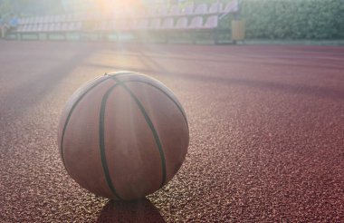 Açık havada basketbol topu güneşli bir günde. Yüksek kalite fotoğraf