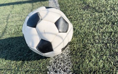Yeşil sahada futbolun en üst görüntüsü, çimlerin üzerinde futbol topu. Yüksek kalite fotoğraf