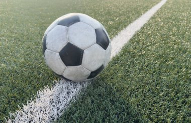Futbol sahasında geleneksel futbol topu. Yüksek kalite fotoğraf