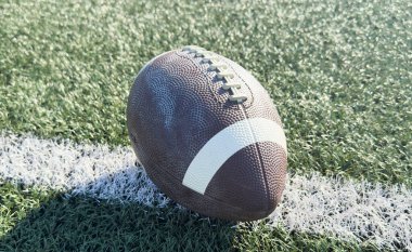 Pro American Football on the Field Close Up with Yard Çizgileri Ötesinde. Yüksek kalite fotoğraf