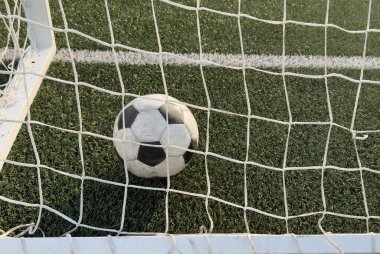 Futbol sahasında geleneksel futbol topu. Yüksek kalite fotoğraf