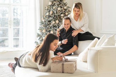 Noel 'i kutlayan aile, hediyeleri değiş tokuş eden. Yüksek kalite fotoğraf