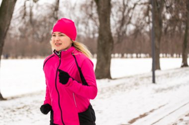 Kış sabahı koşan genç bir kadın. Yüksek kalite fotoğraf