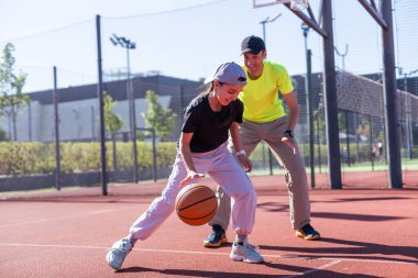 Sarayda basketbol oynayan mutlu bir baba ve genç kız. Yüksek kalite fotoğraf