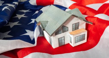 Amerika Birleşik Devletleri 'ne yaşayan ya da göç eden bayraklı küçük bir ev. Yüksek kalite fotoğraf