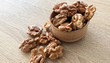 Bütün cevizleri masaya koy. Ceviz çekirdekleri kurudu ve yemeye hazır. Yumuşak odaklanma. Mavi resim. Yüksek kalite fotoğraf