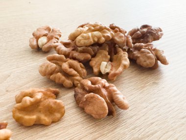 Soyulmuş ceviz. Tahta bir tahtanın üzerinde. Sağlıklı yiyecekler. Doğal arka plan. Yüksek kalite fotoğraf