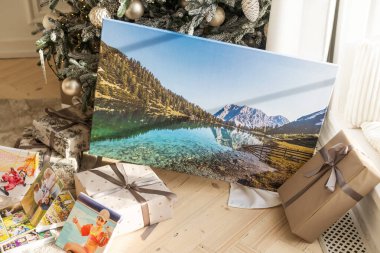Fotoğraf basımı, Noel aile anıları. Küçük çocuk basılı Noel fotoğraflarına bakıyor. Yüksek kalite fotoğraf