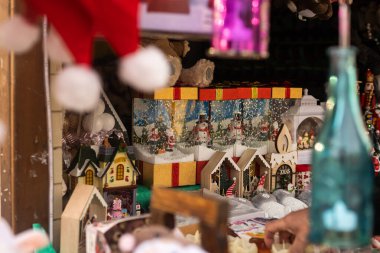 Mutlu noeller ve yeni yıl, güzel süslenmiş Noel ağaçları sokakta