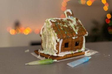 El yapımı Noel kurabiyesi evi. Tatil için hazırlanmış lezzetli kurabiyeler.