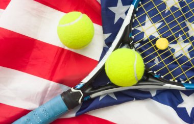 Amerikan bayrağında tenis topu olan bir tenis raketi. Tenis yarışması konsepti. Yüksek kalite fotoğraf