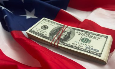 Bayrak arka planında 100 dolarlık banknotlar. Yüksek kalite fotoğraf