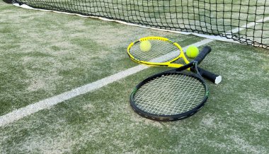 Tenis kortları raket oyunu aktiviteleri sarı maç sporcuları spor oyunları. Yüksek kalite fotoğraf