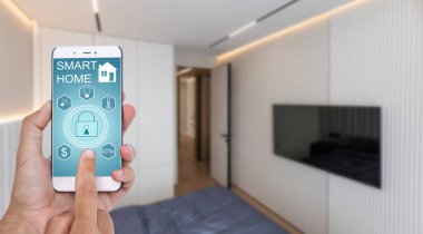 Akıllı uygulamalı cep telefonu akıllı ev otomasyonu uzaktan kumanda teknolojisi konsepti. Yüksek kalite fotoğraf