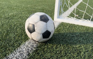 Arka planda Blurry Goalpost ile futbol topu. Yüksek kalite fotoğraf