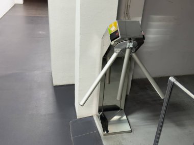 Turntable 'lı giriş. Turnikeli bir kontrol noktası. Turnike ve kart okuyucu. Elektronik kontrol noktası. Bölgeden geçiyoruz. Gelen insanlar kontrol ediyor. Metro girişi. Yüksek kalite fotoğraf