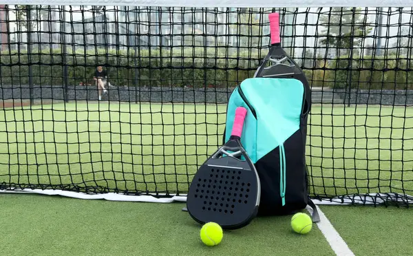 Padel tenis raketleri. Spor sahası ve toplar. Bir spor uygulaması ya da soical media reklamının tasarımı için yüksek kaliteli bir fotoğraf indir. Yüksek kalite fotoğraf