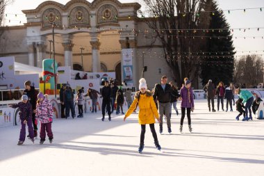 KYIV, UKRAINE - 2 Ocak 2023: buz pateni insanları. İnsanlar buz pateni sahasında eğleniyor. Kyiv 'de yeni yıl tatili