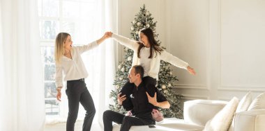 Noel 'i kutlayan aile, hediyeleri değiş tokuş eden. Yüksek kalite fotoğraf