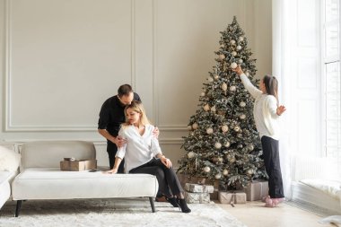 Noel 'i kutlayan aile, hediyeleri değiş tokuş eden. Yüksek kalite fotoğraf