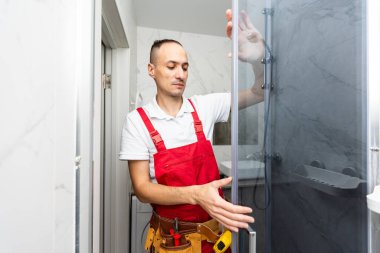 İçerideki plastik pencereyi ölçen bir işçi. Kurulum süreci. Yüksek kalite fotoğraf