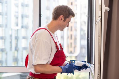 İçeriye plastik pencere kuran işçiler, yakın çekim görüntüsü.