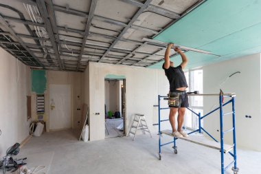 Alçıpan Kurucular. Alçıtaşı tutan adamlar kesilmiş. Yüksek kalite fotoğraf