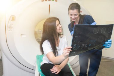 Genç doktor bilgisayarlı tomografi x-ray görüntü arıyor.