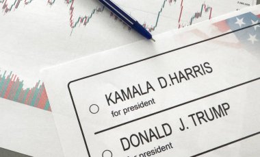 Ukrayna Kyiv, 19 Eylül 2024: Donald J. Trump ile Kamala D. Harris arasında seçmen oylamasının basılı temsili üzerine bir kalem havada asılı kaldı. Yüksek kalite fotoğraf