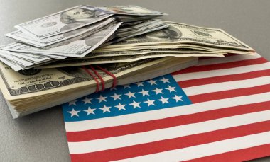 Amerikan parası. Amerikan bayrağına 100 dolar. Dünya ekonomik krizi. Döviz bürosu. Yüksek kalite fotoğraf